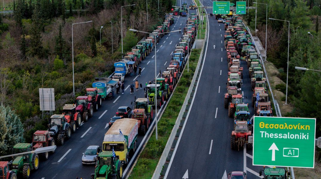 Αγρότες: Κλιμάκωση κινητοποιήσεων με μπλόκα σε εθνικές οδούς και αποκλεισμό Προμαχώνα - Ετοιμάζουν αποκλεισμό αεροδρομίου Ιωαννίνων και λιμανιού Βόλου.