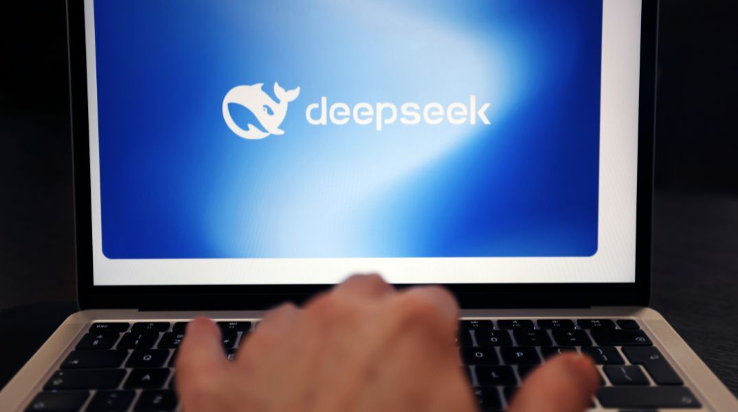 Η κινεζική DeepSeek έκανε open source μοντέλο τεχνητής νοημοσύνης που έλαβε χρυσό μετάλλιο στη Διεθνή Μαθηματική Ολυμπιάδα για την ικανότητα συλλογισμού του.