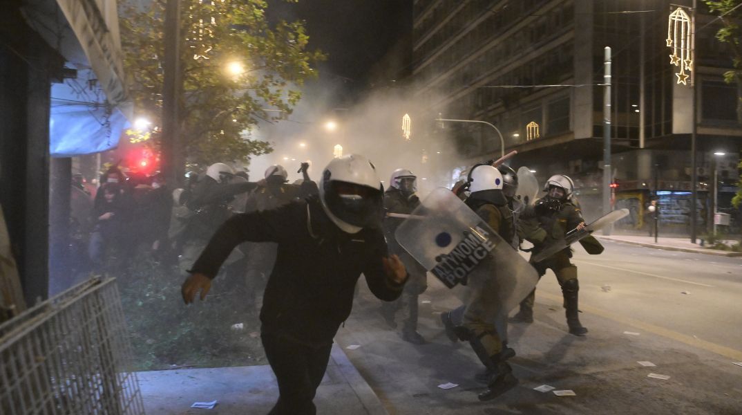 Η Ελληνική Αστυνομία ανακοίνωσε 19 συλλήψεις και 54 προσαγωγές κατά τα επεισόδια στο κέντρο της Αθήνας μετά την πορεία στη μνήμη Γρηγορόπουλου.