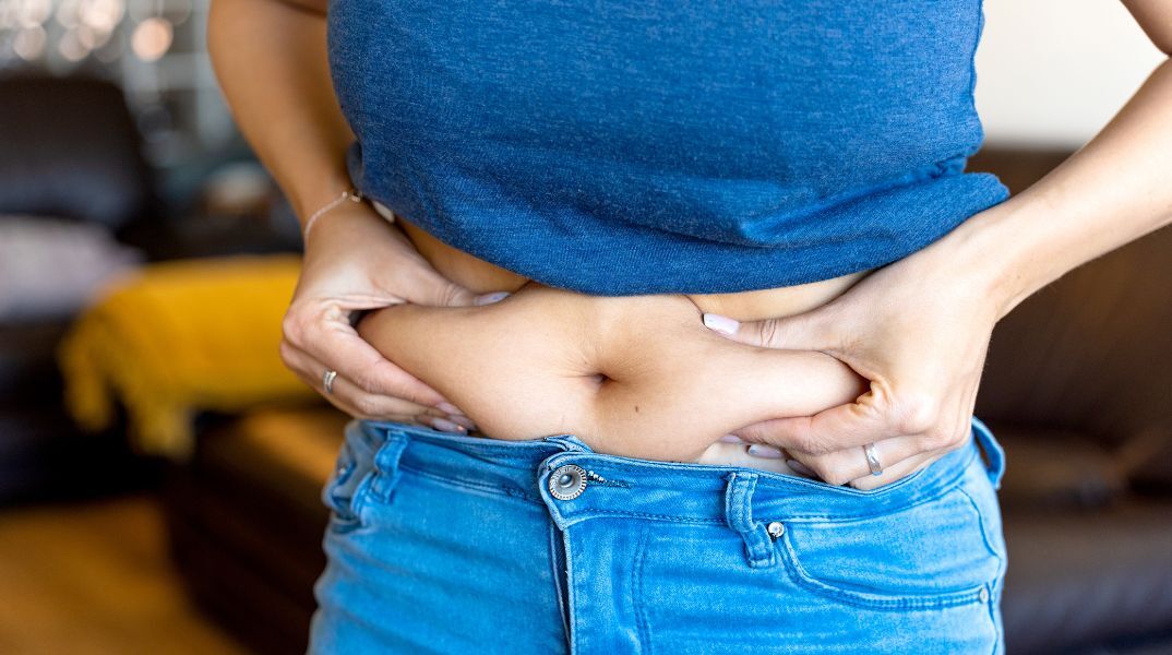 Το κοιλιακό λίπος ευθύνεται για επικίνδυνες αλλαγές στην καρδιά, αυξάνοντας τον κίνδυνο καρδιακής ανεπάρκειας - ειδικά στους άνδρες μέσης ηλικίας.