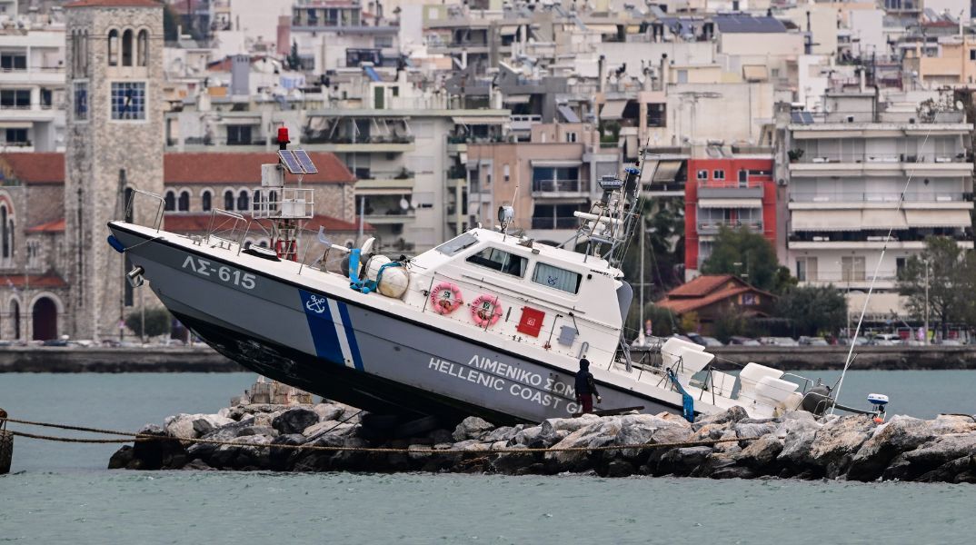 Αναλυτικότερα, σε βραχώδες σημείο στην είσοδο του λιμανιού του Βόλου αμέσως μετά τον κόκκινο φανό, έπεσε από άγνωστη μέχρι στιγμής αιτία, σκάφος του Λιμενικού Σώματος.