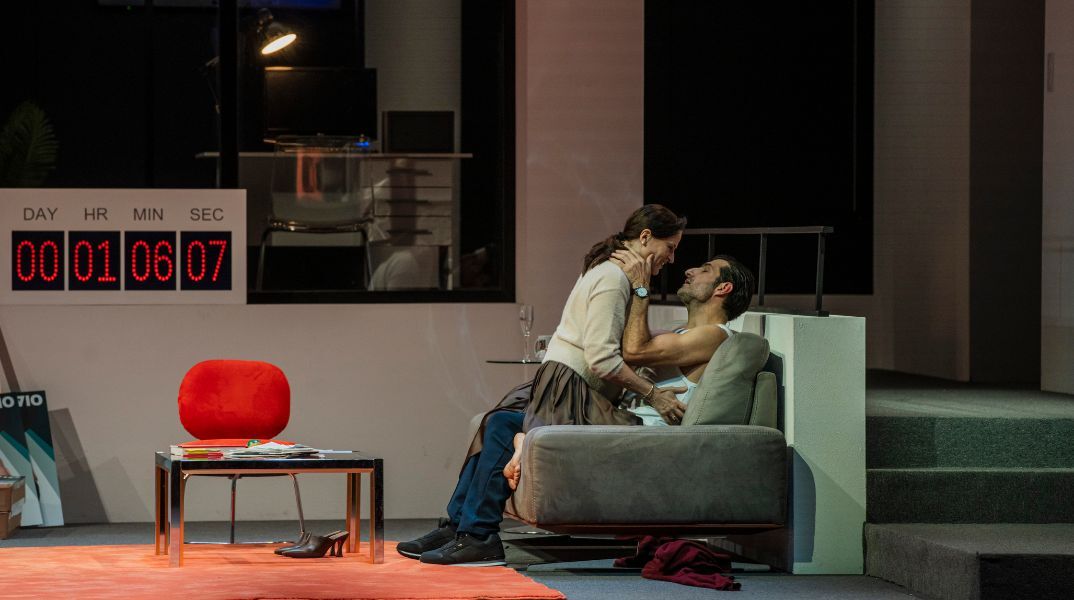 Η Στέγη παρουσιάζει τον «Οιδίποδα» του Ρόμπερτ Άικ σε τρεις καθολικά προσβάσιμες παραστάσεις - Με υπερτιτλισμό, ακουστική περιγραφή και απτική ξενάγηση 