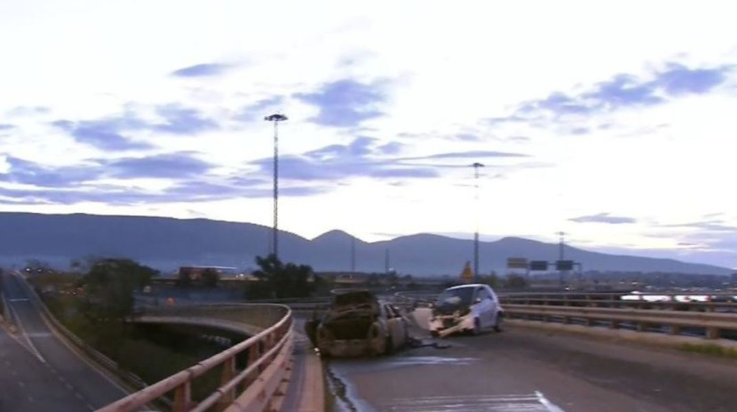 Τροχαίο στο Παλαιό Φάληρο: Αυτοκίνητο κάηκε μετά από σύγκρουση - Οδηγός στο νοσοκομείο, οι επιβάτιδες του άλλου οχήματος είναι καλά.