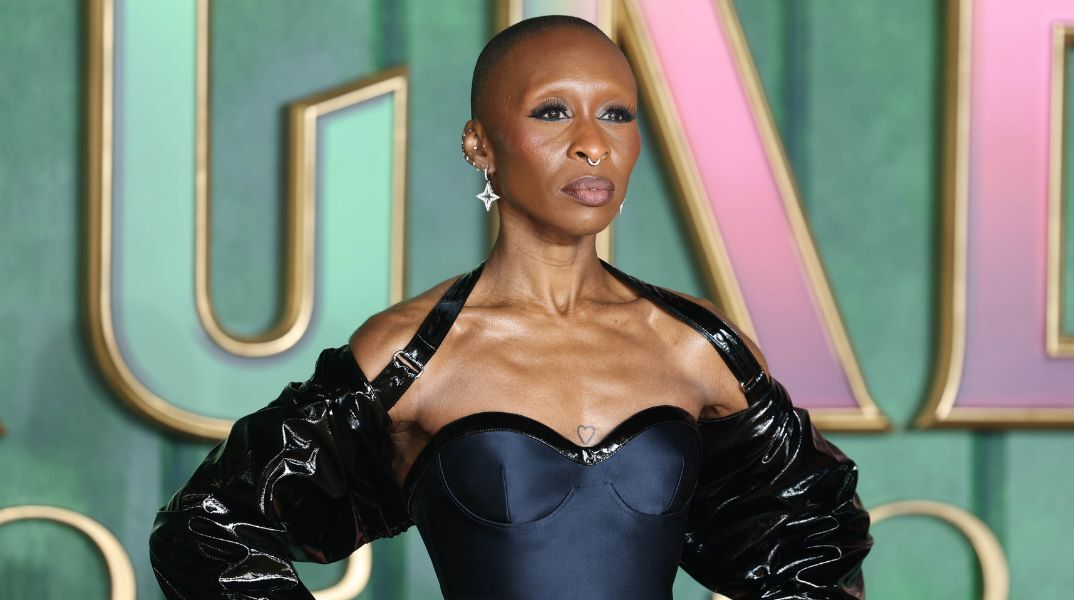 Η Σίνθια Ερίβο γράφει ιστορία στις Χρυσές Σφαίρες με το «Wicked» - Γίνεται η πρώτη μαύρη ηθοποιός με διαδοχική υποψηφιότητα στην κατηγορία μιούζικαλ/κωμωδίας.