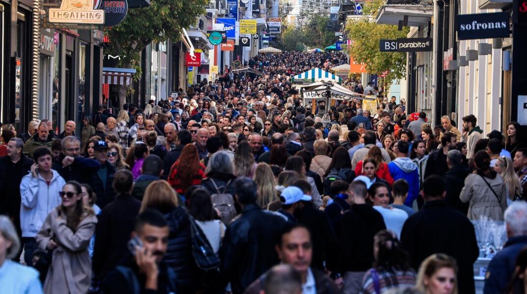 Πλήθος κόσμου ψωνίζει στην οδό Ερμού