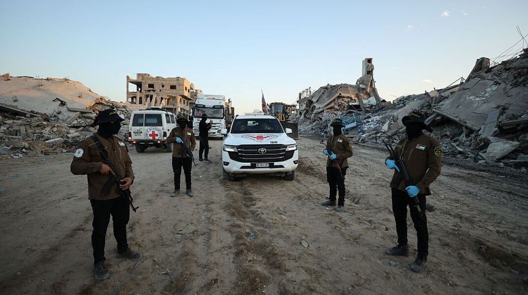 Οπλισμένοι άνδρες της Χαμάς συνοδεύουν νοσοκομειακό του Ερυθρού Σταυρού στη Γάζα