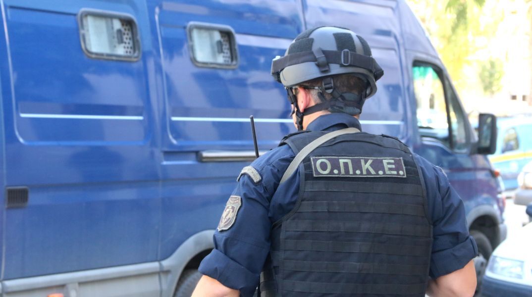 Ανήλικος στο Ίλιον κατήγγειλε περιστατικό αστυνομικής αυθαιρεσίας - Συνελήφθη ένας αστυνομικός της ΟΠΚΕ - Η ανακοίνωση της ΕΛΑΣ