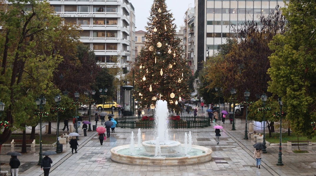 Το χριστουγεννιάτικο δέντρο στο Σύνταγμα
