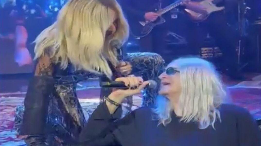 Ο Νίκος Καρβέλας τραγουδά μαζί με την Άννα Βίσση