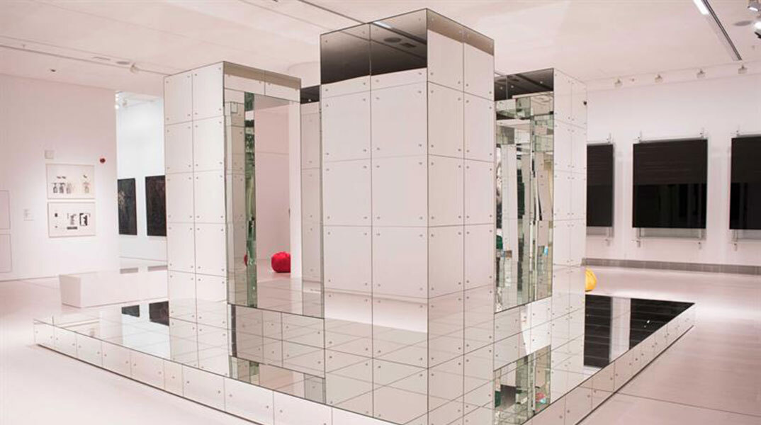 Λουκάς Σαμαράς, «Mirrored (Hebraic) Embrace», 1991-2005. Ξύλο, καθρέφτης, σίδερο. © ΕΜΣΤ | Δωρεά του καλλιτέχνη με χρηματοδότηση της παραγωγής του υλικού φορέα από το Ίδρυμα Ιωάννου Φ. Κωστοπούλου