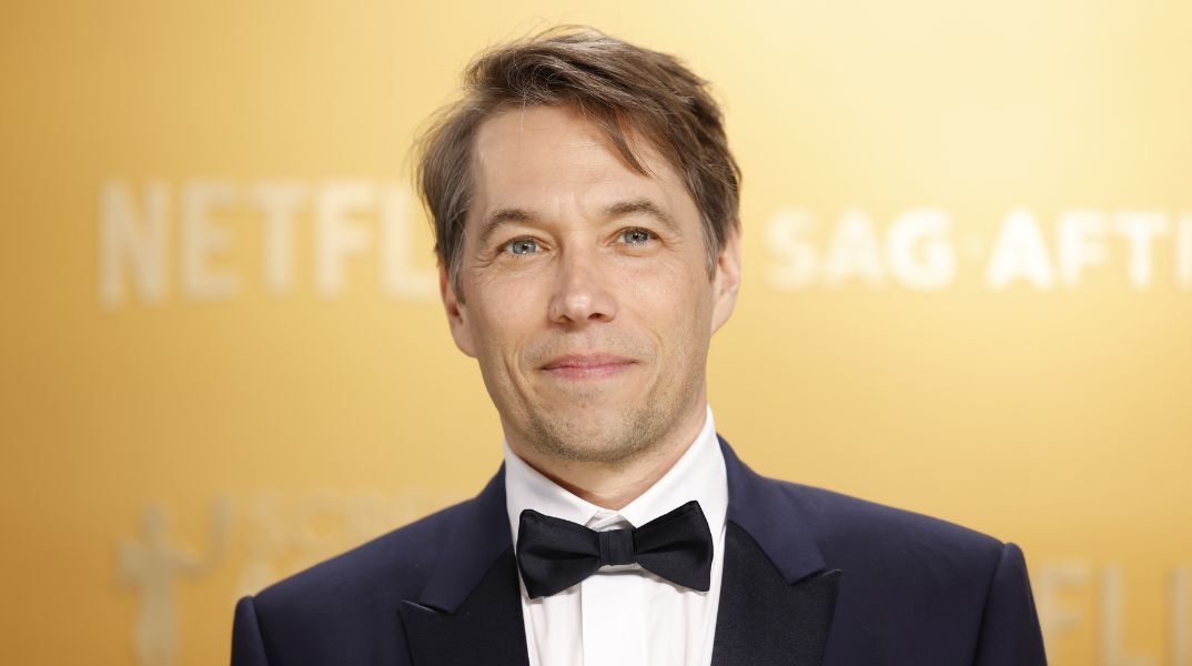 Ο σκηνοθέτης Σον Μπέικερ τονίζει ότι οι δημιουργοί πρέπει να υπερασπιστούν τις κινηματογραφικές αίθουσες μετά τη συμφωνία Netflix-Warner 