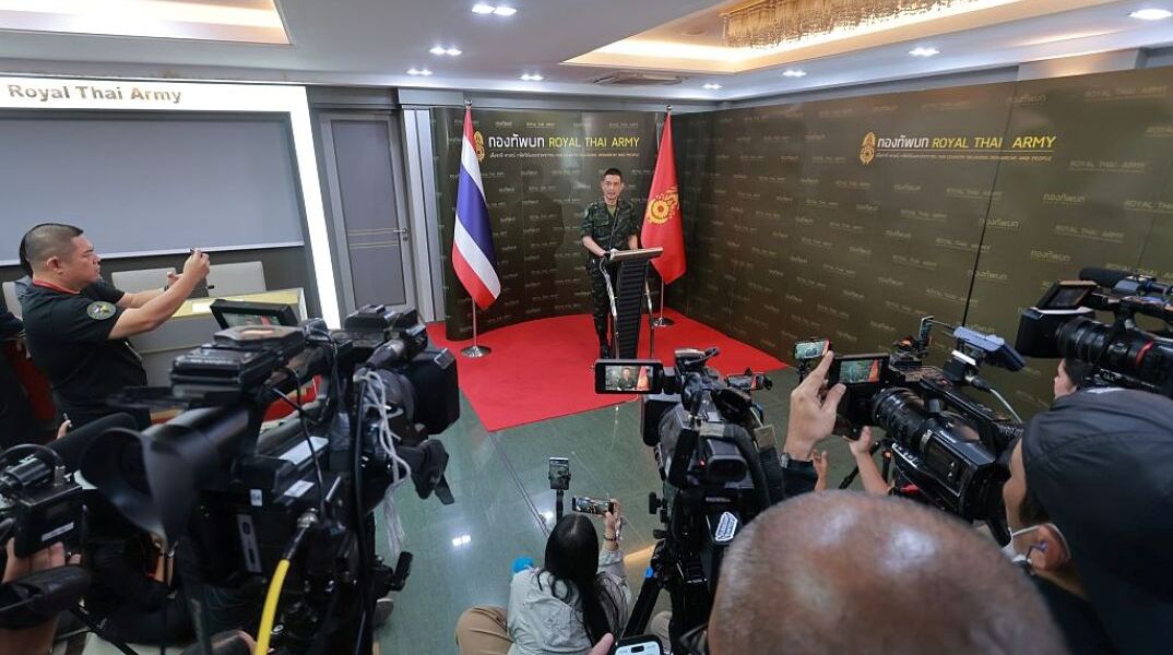 Αξιωματούχος της πολεμικής αεροπορίας της Ταϊλάνδης δίνει συνέντευξη Τύπου