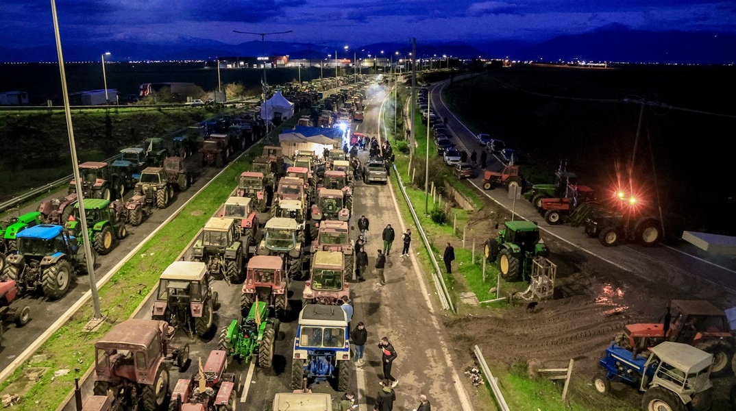 Τρακτέρ παραταγμένα στο μπλόκο της Νίκαιας στη Λάρισα