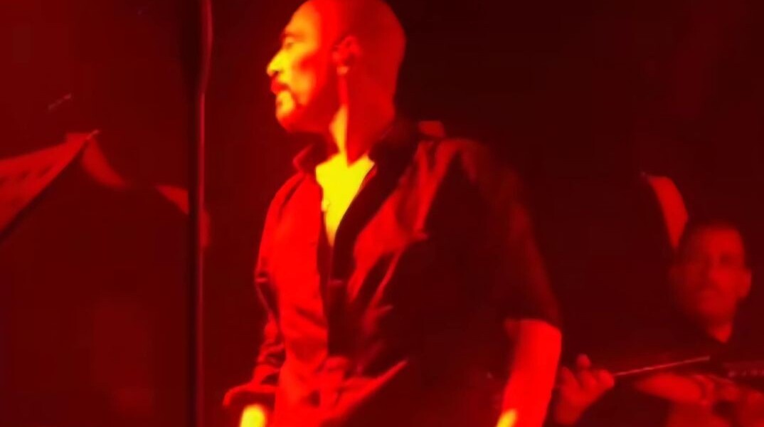 O Βαλάντης φτύνει στη σκηνή