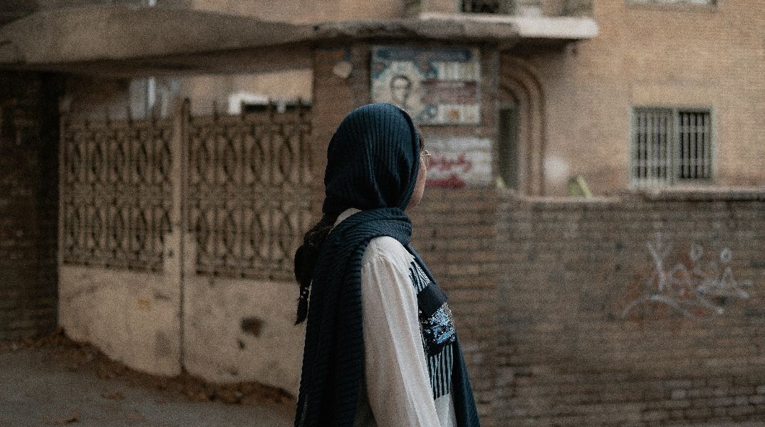 Ιράν: Δε θα εκτελεστεί 25χρονη για τη δολοφονία του βίαιου συζύγου της - Τον είχε παντρευτεί στα 12 της