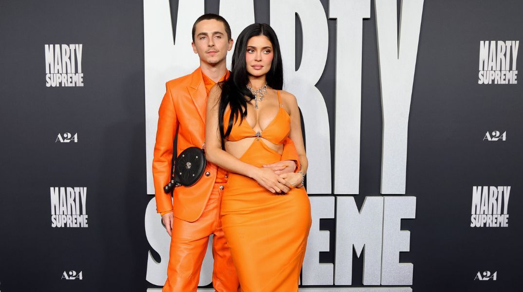 Η Κάιλι Τζένερ και ο Τιμοτέ Σαλαμέ εμφανίστηκαν στην πρεμιέρα του Marty Supreme με πορτοκαλί δερμάτινα σύνολα - Πώς συνδέεται το look με την ταινία.