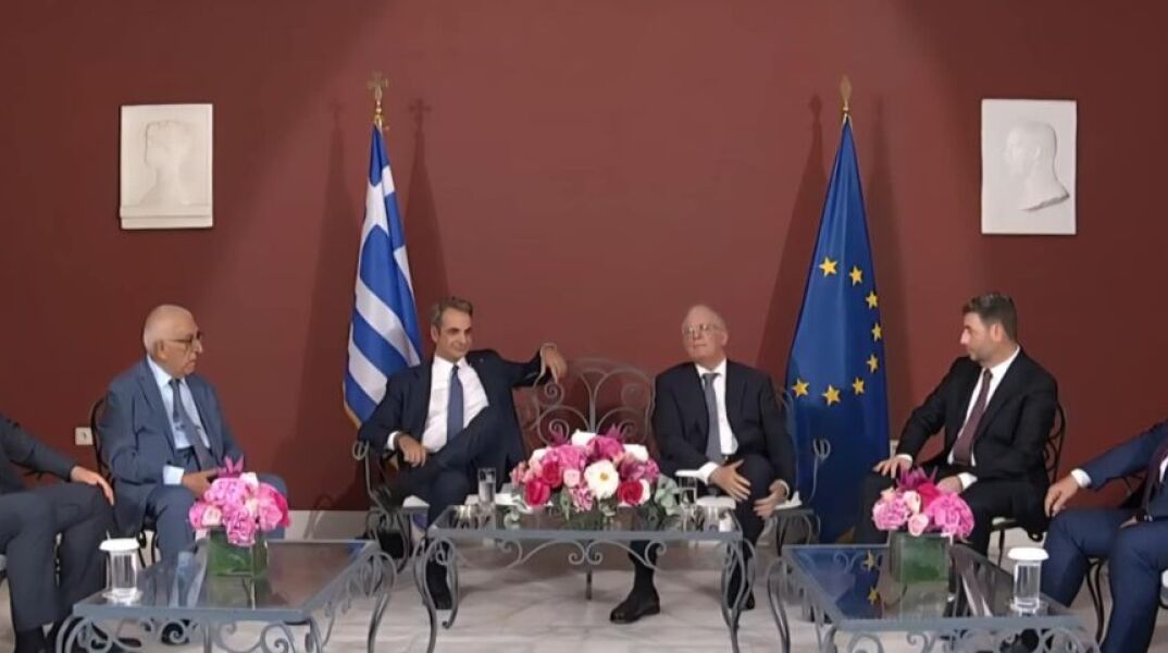 Οι πολιτικοί αρχηγοί γύρω από το τραπέζι συζητούν στη δεξίωση γιορτή της Δημοκρατίας