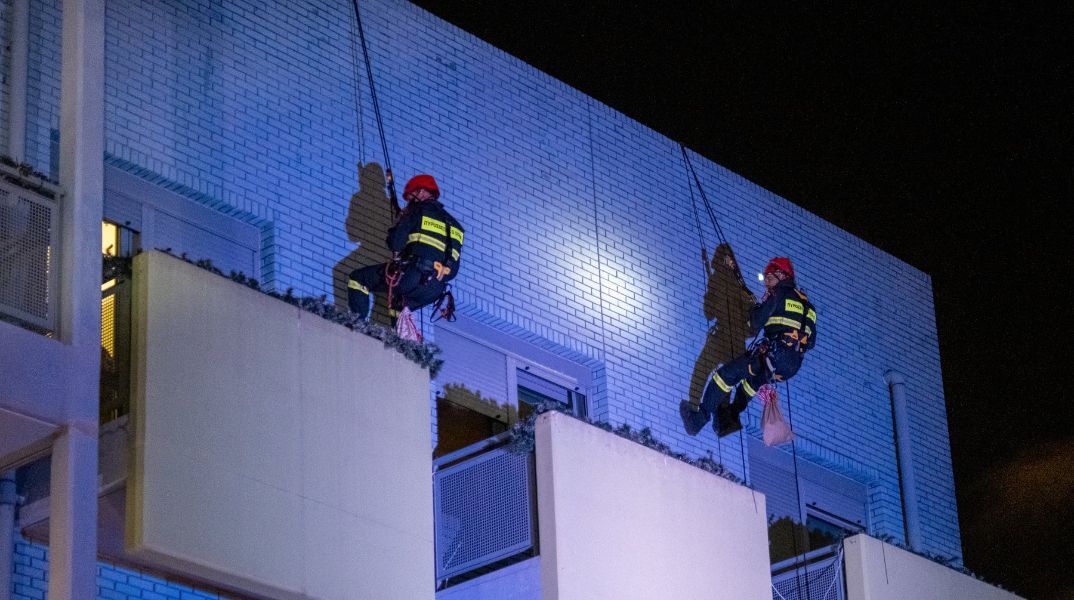 Πυροσβέστες έγιναν και φέτος «Ιπτάμενοι Άγιοι Βασίληδες» για τα παιδιά στο Παίδων «Αγία Σοφία»