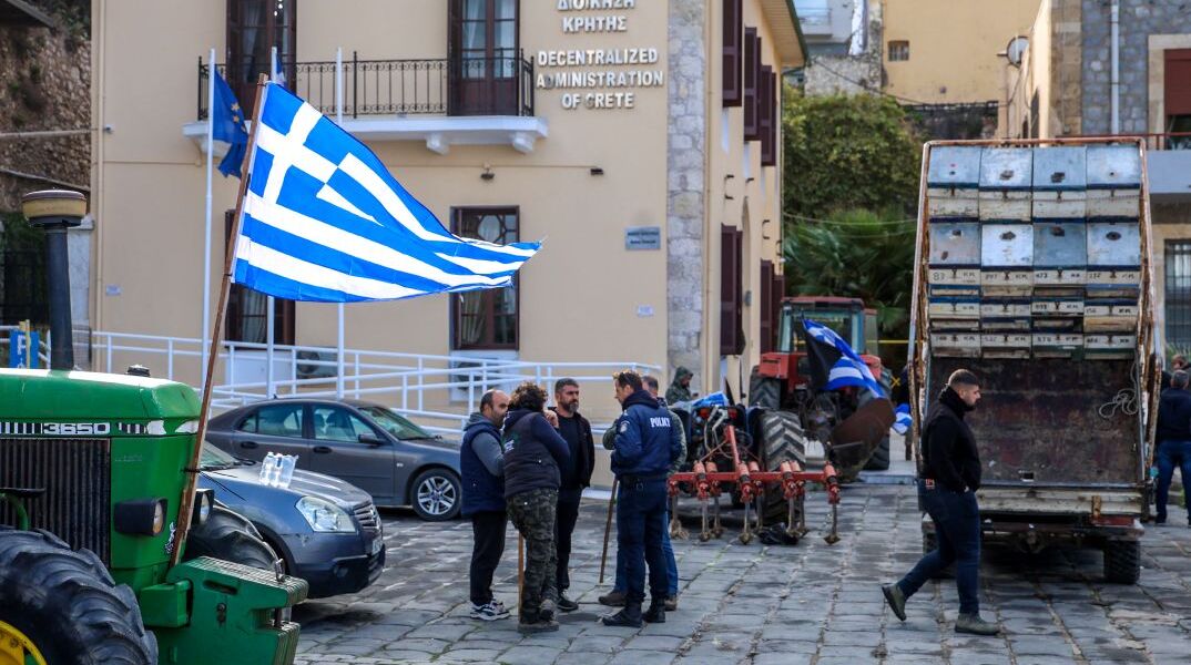 Αγρότες έξω από το κτίριο της Αποκεντρωμένης Διοίκησης Κρήτης στο Ηράκλειο