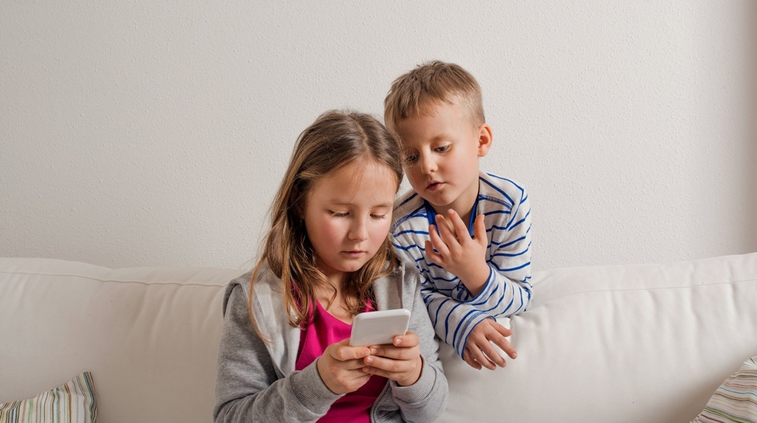Παιδιά με κινητό στα χέρια 