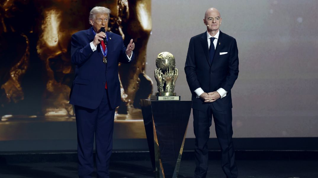 Τζιάνι Ινφαντίνο: Ο πρόεδρος της FIFA κατηγορείται ότι παραβίασε την ουδετερότητα της ομοσπονδίας βραβεύοντας τον Ντόναλντ Τραμπ στην κλήρωση του Μουντιάλ 2026.