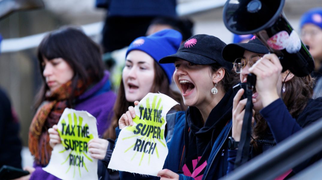 Έκθεση Παγκόσμιας Ανισότητας 2026: - Το 0,001% του παγκόσμιου πληθυσμού (περίπου 60.000 άτομα) κατέχει τριπλάσιο πλούτο από το φτωχότερο 50%