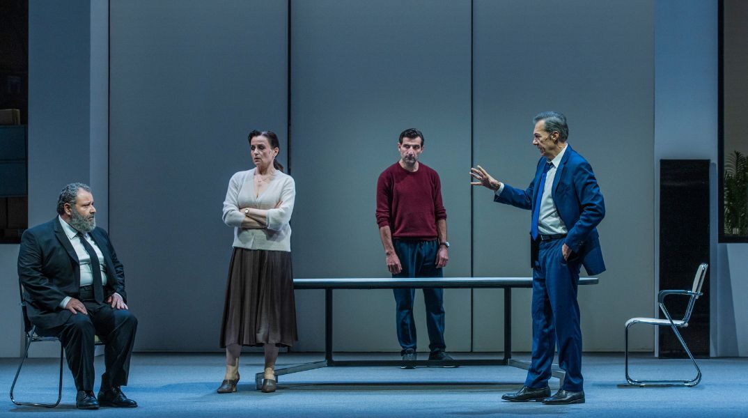 Στέγη Ιδρύματος Ωνάση: Ο Οιδίποδας του Ρόμπερτ Άικ συνεχίζεται με παράταση έως 1 Φεβρουαρίου 2026 μετά τις sold-out παραστάσεις.