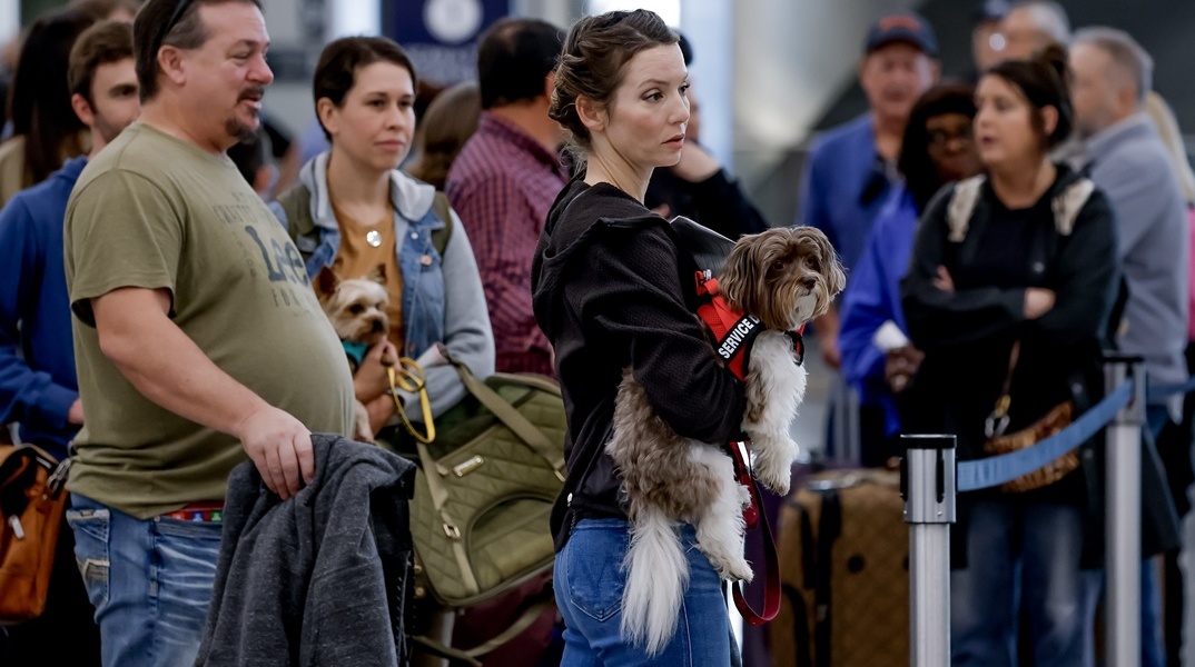 Πολίτες σε αεροδρόμιο των ΗΠΑ