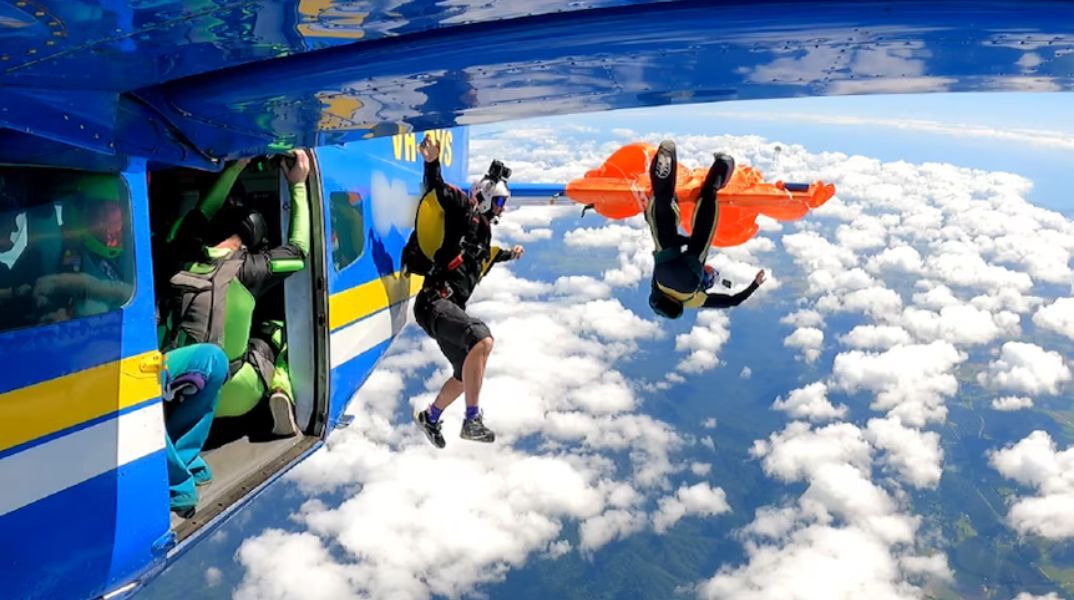 Skydiver στην Αυστραλία γλίτωσε από βέβαιο θάνατο όταν το αλεξίπτωτό του μπλέχτηκε στο φτερό του αεροπλάνου - Πώς κατάφερε να προσγειωθεί με ασφάλεια. 