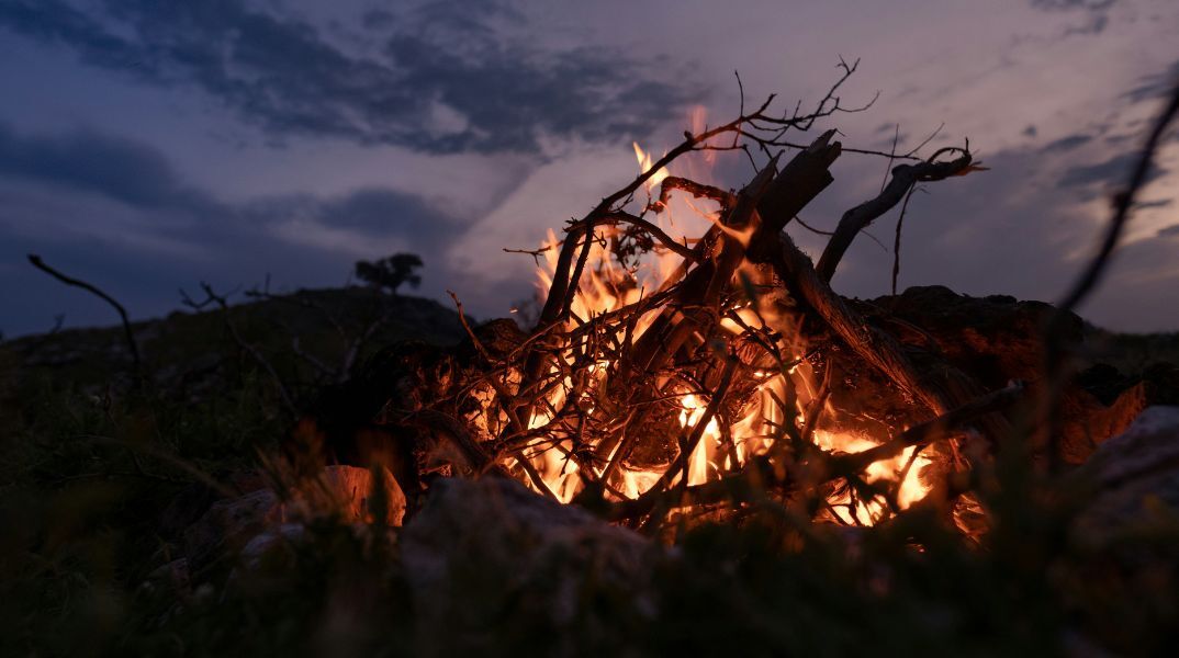 Οι άνθρωποι άναβαν φωτιά 350.000 χρόνια νωρίτερα απ’ ό,τι πιστεύαμε - Νέα ευρήματα στην Ανατολική Αγγλία αποκαλύπτουν ότι πρώιμοι Νεάντερταλ κατασκεύαζαν εστίες
