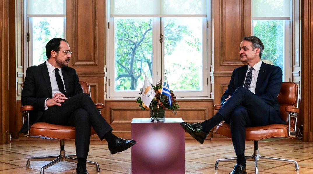 O Κυριάκος Μητσοτάκης και ο Νίκος Χριστοδουλίδης συζητούν στο Μέγαρο Μαξίμου