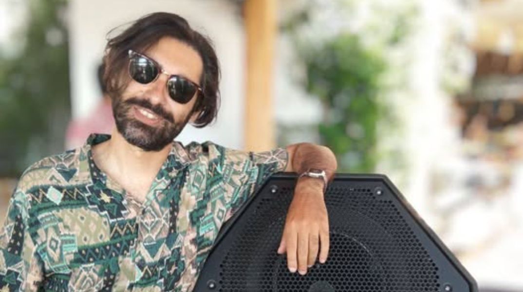 Ο DJ Ζακ Φάμελλος είναι ο άνδρας που σκοτώθηκε στο τροχαίο με τη μηχανή στη Βουλιαγμένης