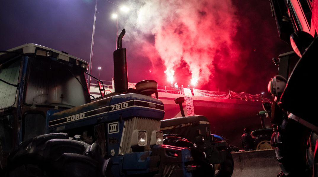 Κινητοποιήσεις αγροτών: Τρακτέρ από το μπλόκο της Νίκαιας στο κέντρο της Λάρισας - Στόχευσαν γραφεία βουλευτών ενόψει της κρίσιμης αυριανής συνέλευσης.