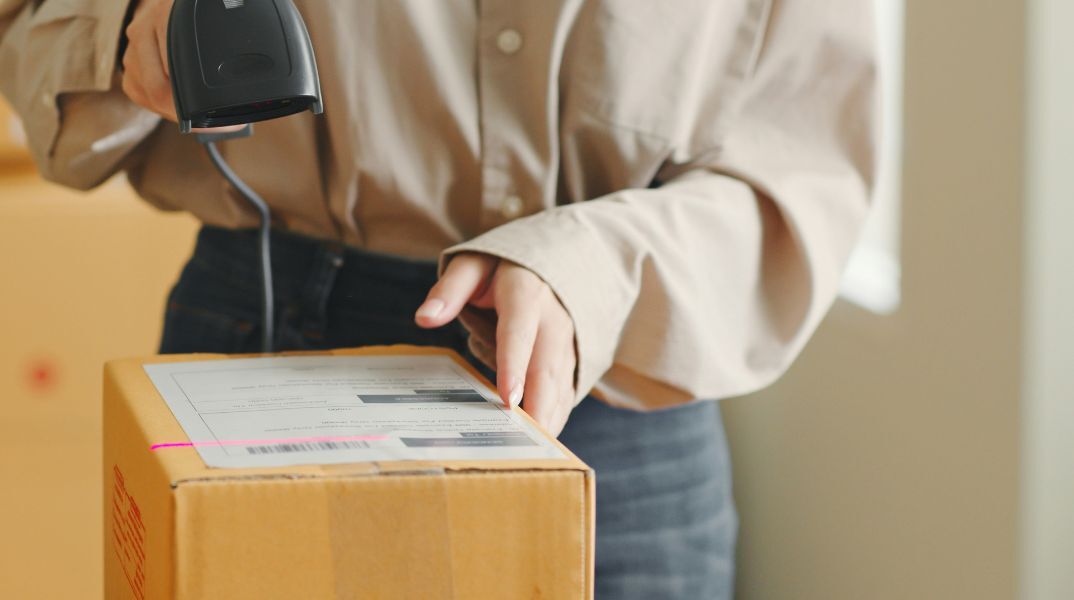 Η ΕΕ θεσπίζει δασμό 3€ σε μικρά δέματα κάτω των 150€ από το 2026, για να περιορίσει αθέμιτο ανταγωνισμό, απάτη και κινδύνους για τους καταναλωτές.