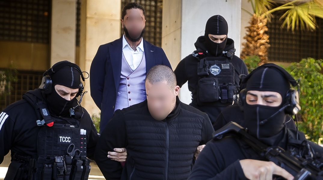 Στα δικαστήρια Καλαμάτας οι δύο συλληφθέντες για τη διπλή δολοφονία στη Φοινικούντα - Κατηγορούνται για ηθική αυτουργία - Αναμένεται να ζητήσουν προθεσμία