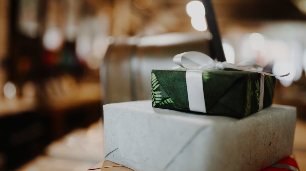 Δώρα τυλιγμένα με χριστουγεννιάτικο αμπαλάζ