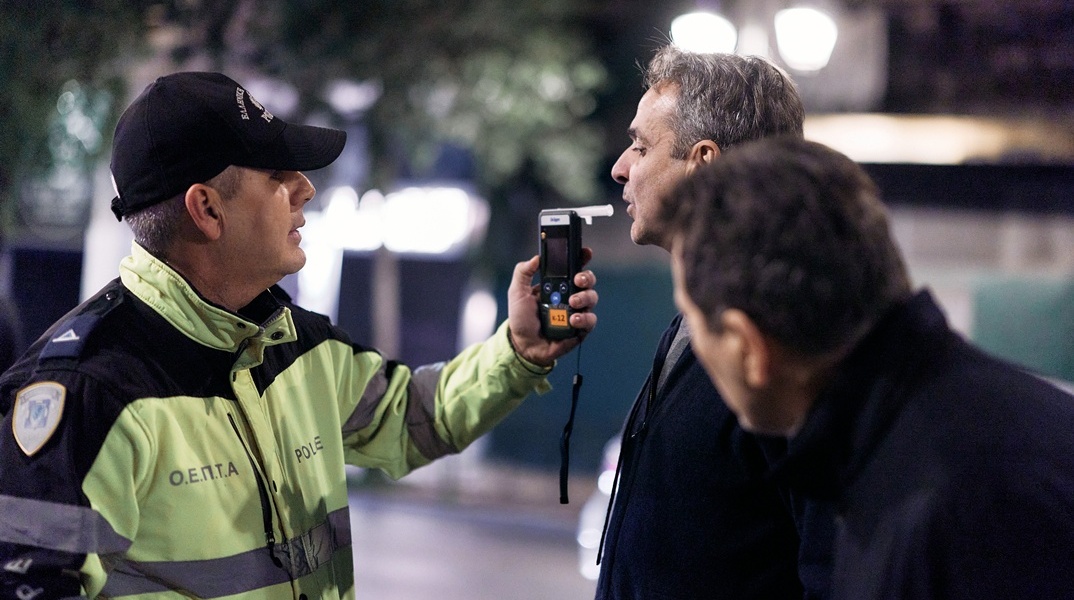 Ο Κυριάκος Μητσοτάκης βρέθηκε σε μπλόκο της Τροχαίας και έκανε αλκοτέστ