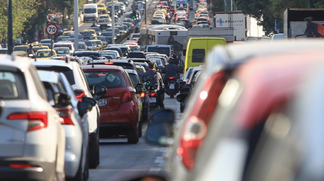 Αυτοκίνητα κολλημένα στην κίνηση