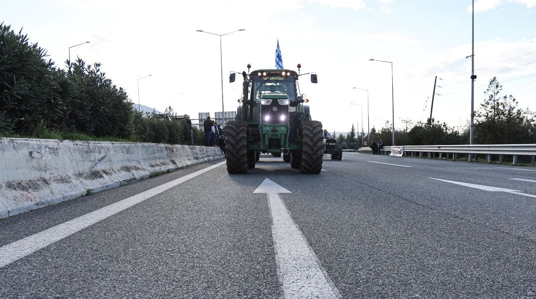 Ανυποχώρητοι οι αγρότες: Πού υπάρχουν μπλόκα σήμερα - Δείτε live χάρτη