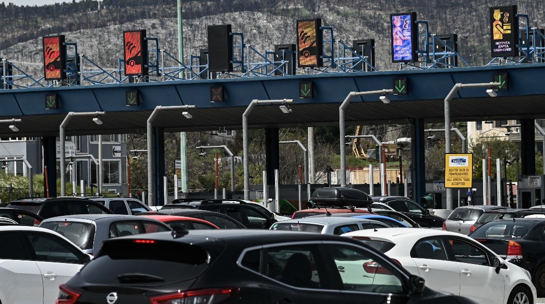 Διακοπή κυκλοφορίας στα διόδια Αφιδνών - Φωτιά σε φορτηγό στο ρεύμα προς Αθήνα