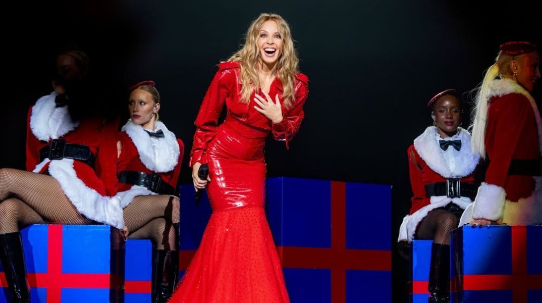 Η Κάιλι Μινόγκ ισοφάρισε τον Ντέιβιντ Μπάουι και τον Έμινεμ στη λίστα με τα περισσότερα Νο 1 άλμπουμ στη Βρετανία - Προσπέρασε Abba και Queen