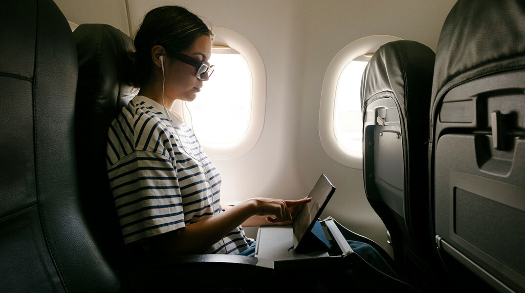 Πώς να κάνεις το αεροπορικό ταξίδι λιγότερο άβολο για τη μέση σου