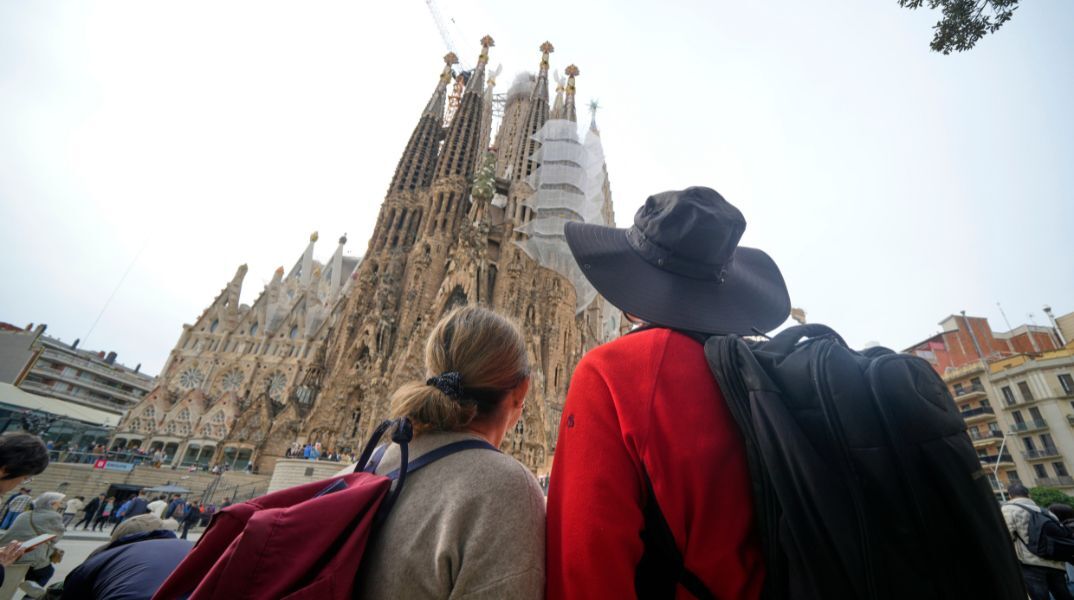 Ο δήμαρχος της Βαρκελώνης προειδοποιεί ότι το κόστος στέγασης είναι «νέα πανδημία» και ζητά από την ΕΕ έκτακτα κονδύλια για προσιτή κατοικία σε όλη την Ευρώπη.