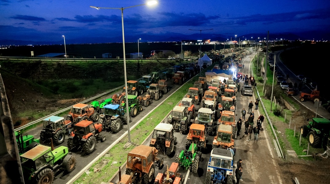  Αγρότες με τρακτέρ τους στη Νίκαια της Λάρισας