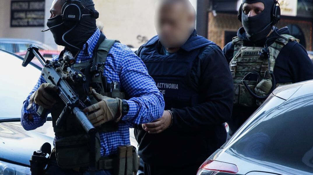 Αστυνομικοί προσαγάγουν κατηγορούμενο στα δικαστήρια Πειραιά