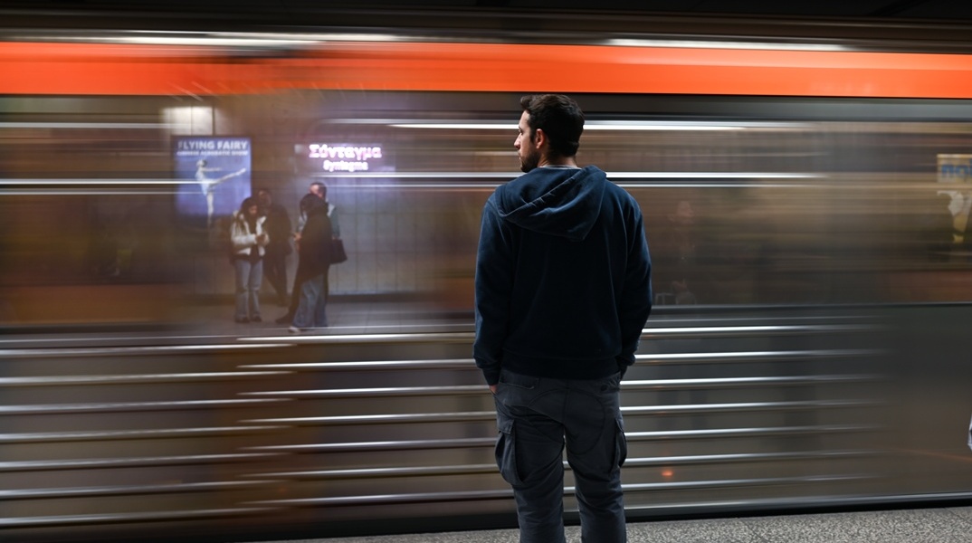 Επιβάτης σε αποβάθρα σταθμού του Μετρό