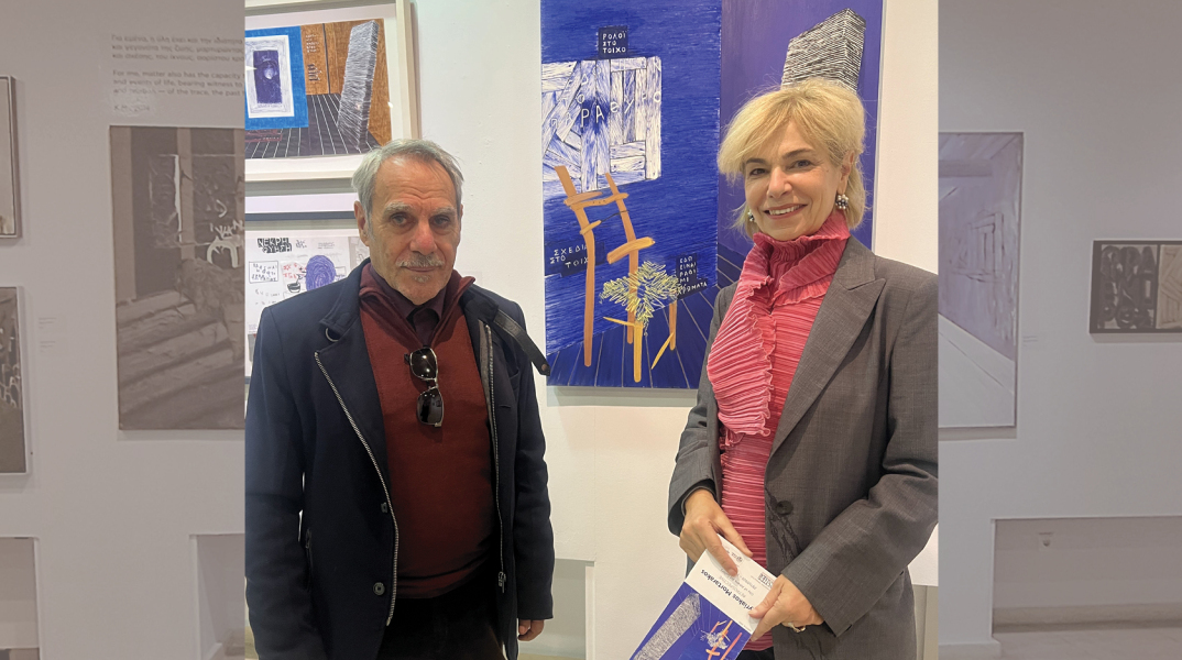 Ο Κυριάκος Μορταράκος με την Κατερίνα Κοσκινά στην Πινακοθήκη Δήμου Αθηναίων, στην αναδρομική έκθεσή του με τίτλο «Αναδρομή».