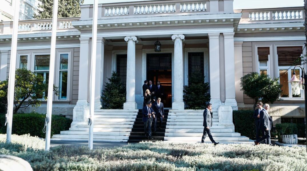 Βουλευτές έξω από το Μέγαρο Μαξίμου