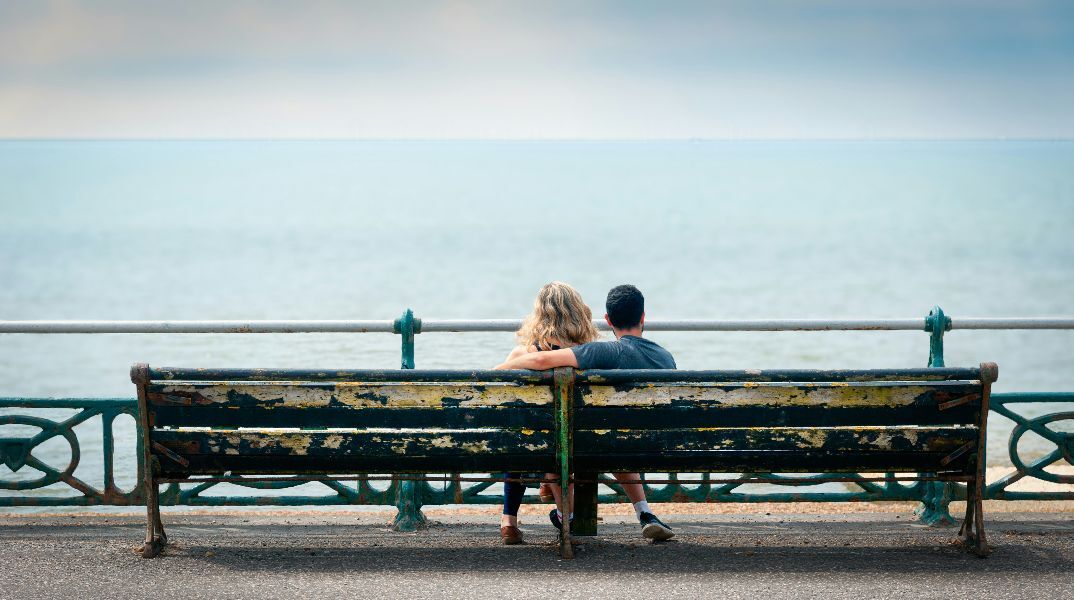 Συντάξεις, επιδόματα και δώρα πριν από τα Χριστούγεννα: Πότε μπαίνουν τα χρήματα