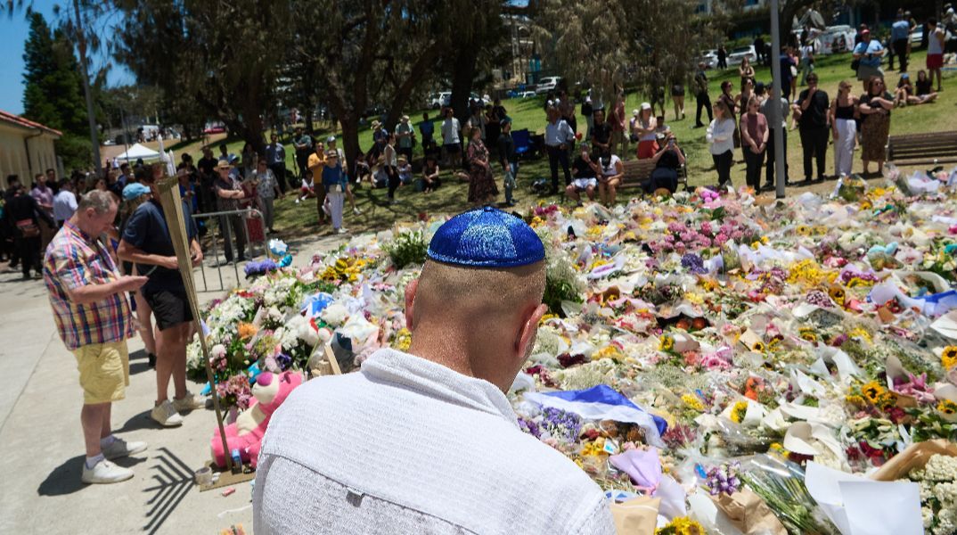 Σίδνεϊ: 59 κατηγορίες αντιμετωπίζει ο δράστης για φόνο και τρομοκρατία - Οδύνη στις κηδείες των θυμάτων